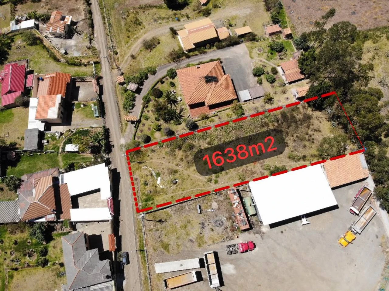 Vista aérea técnica del terreno de 1.638 m² en Zhullín